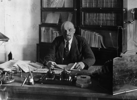 Ленин в рабочем кабинете в Кремле, 1918 год