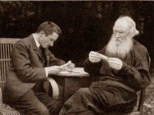 Лев Толстой со своим секретарем Валентином Булгаковым. 1910 год.