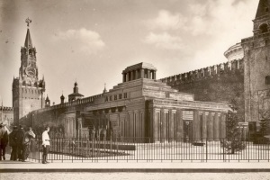 Второй деревянный Мавзолей Ленина, установлен весной 1924 года
