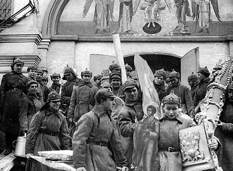 Закрытие Симонова монастыря в Москве. Красноармейцы выносят церковные ценности