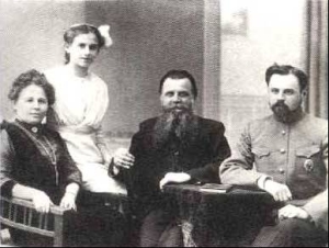 М.В. (1854–1945) и Т.Е. (1855– 1941) Соколовы, их дочь Валентина и сын Николай. Снимок 1910‑х гг.