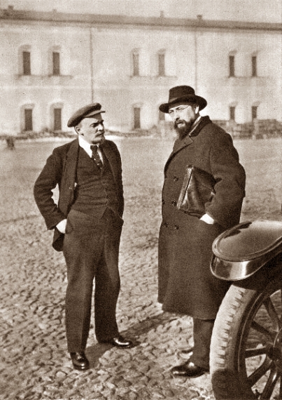 Ленин в Кремле с Бонч Бруевичем.